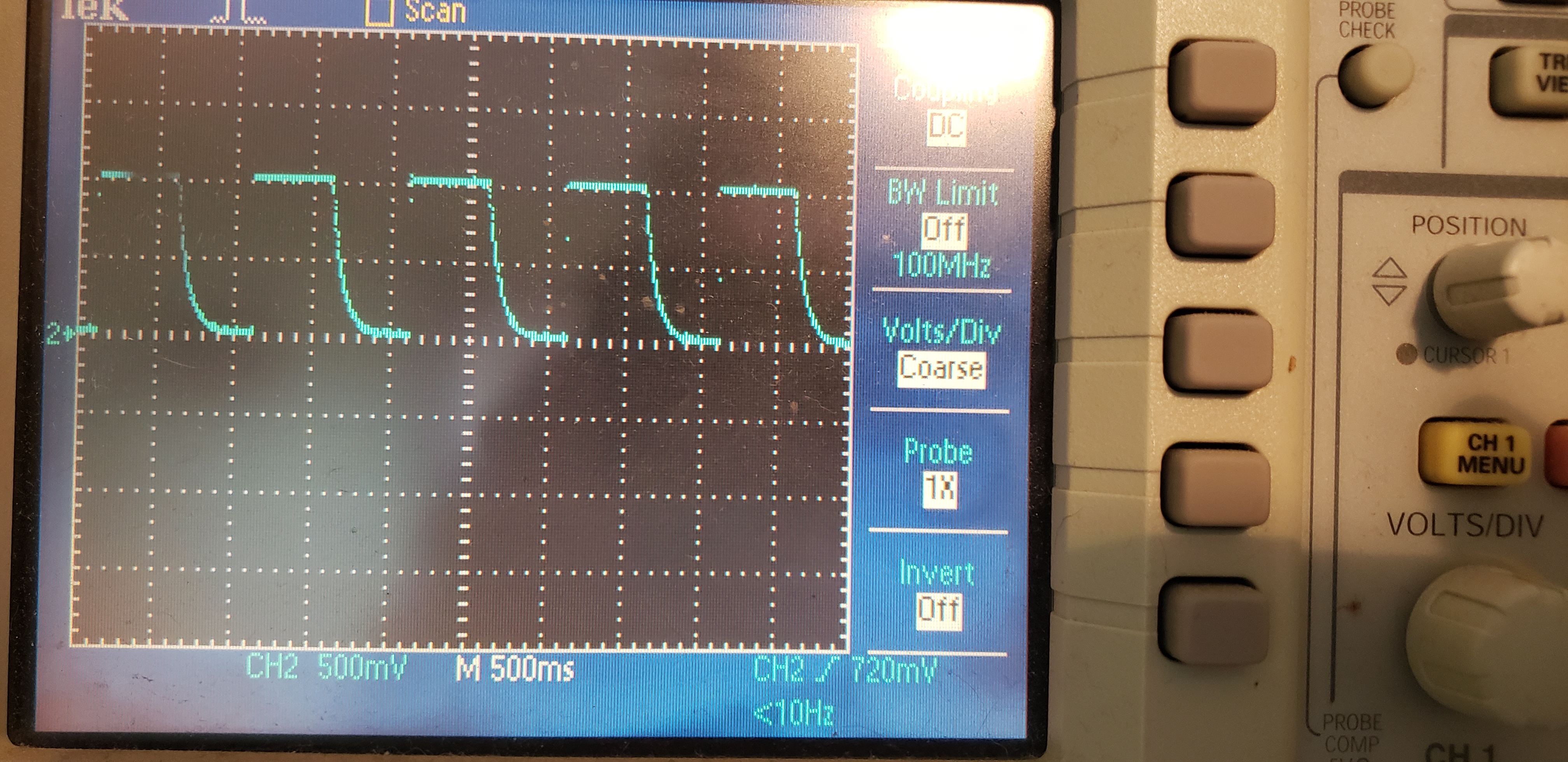 +5 V toggle benchmark test result viewed on oscilloscope